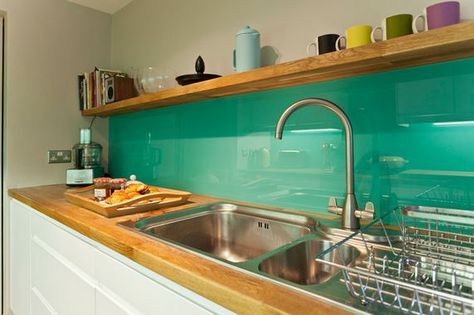 Kitchen with green back painted glass backsplash from DHV Architects, via Houzz.com Backsplash Herringbone, Creative Kitchen Backsplash, Glass Tiles Kitchen, Glass Tile Backsplash Kitchen, Glass Backsplash Kitchen, Backsplash Diy, Modern Kitchen Backsplash, Unique Kitchen Backsplash, Farmhouse Backsplash