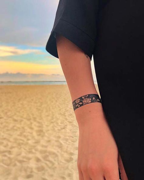 Bracelet Tattoo Ideas, Tattoos Pulseras, Female Tattoo Designs, Botanisches Tattoo, Botanical Tattoo Design, Wrist Bracelet Tattoo, Tattoo Band, Cuff Tattoo, Create A Tattoo