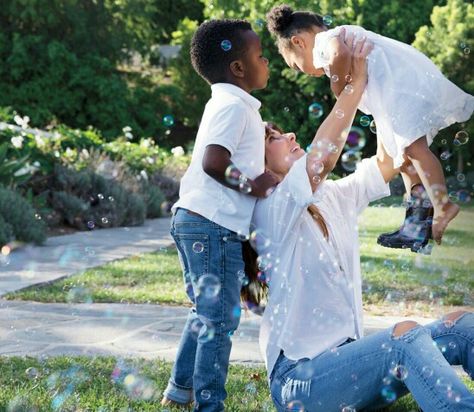 Sandra Bullock, Louis and Laila. Sandra Bullock Kids, Sandy Bullock, Oceans Eight, Jennifer Aniston Legs, Celebrity Children, Voice Teacher, Sweet Romantic Quotes, Lauren Graham, Popular Actresses