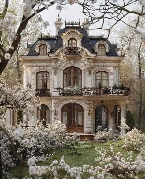 Bridgerton Country House, House With Small Windows, Vintage Aesthetic House Exterior, Luxury Victorian Homes, Cute House Inspo Exterior, Victorian White House, Victorian Houses Aesthetic, Vintage Apartment Architecture, Luxury Cottage Exterior