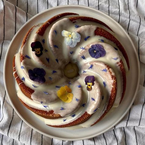 Spiced ginger and white chocolate bundt cake #food #foodphotography #bake #bakery #baker #bakerlife #pastry #pastrychef #pastryart Homemade Baked Goods Aesthetic, Pretty Baked Goods, Cake Product Photography, White Chocolate Bundt Cake, Baker Aesthetic, Baking Aesthetic, Baking Photography, Bakery Foods, Chocolate Bundt