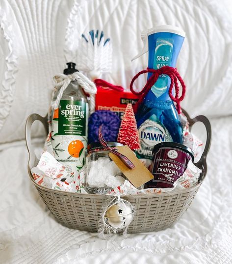 Cleaning Gift Basket, Fall Gift Baskets, Homemade Gift Baskets, Christmas Cleaning, Housewarming Gift Baskets, Cleaning Gift, Themed Gift Baskets, Best Housewarming Gifts, New Homeowner Gift