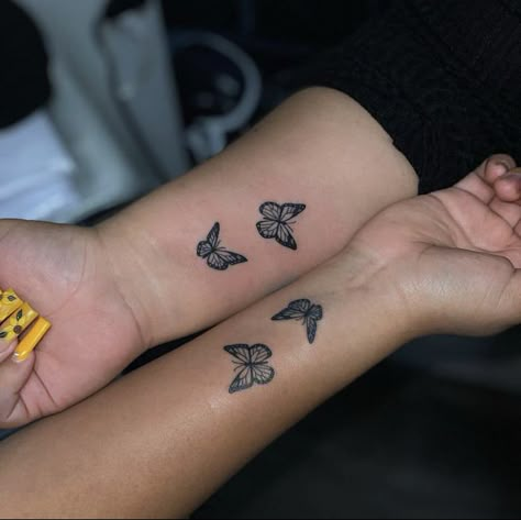 Sister Tattoos For 3 Butterflies, Small Tattoo Ideas With Best Friend, Cute Tattoos For Bsf, Matching Bestie Tattoos Butterfly, Cute Tattoos For Cousins, Matching Sister Tattoos For 2 Small Butterfly, Sister Tattoos For 2 Butterflies, Cute Matching Butterfly Tattoos, Matching Tattoos For Close Friends