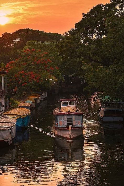 House boat ride in back waters of Alappuzha (Alleppey), Kerala Allepey Photography, Alappuzha Aesthetic, Alappuzha Photography, Alappuzha House Boat, Kerala Boat House, Paris Layover, Kerala Wallpaper, Houseboat Kerala, Kerala Alleppey