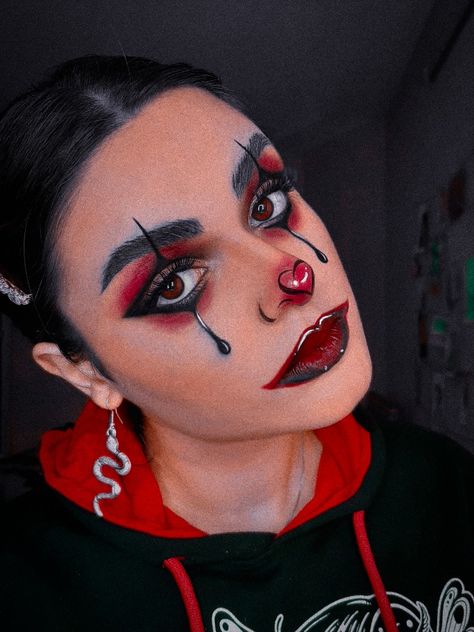 Red Jester Makeup, Red Black Clown Makeup, Female Jester Makeup, Harley Quinn Red And Black Makeup, Red And Black Clown Costume, Black And Red Halloween Makeup, Harley Quinn Black And Red Makeup, Red And Black Harley Quinn Makeup, Black And Red Harley Quinn Makeup