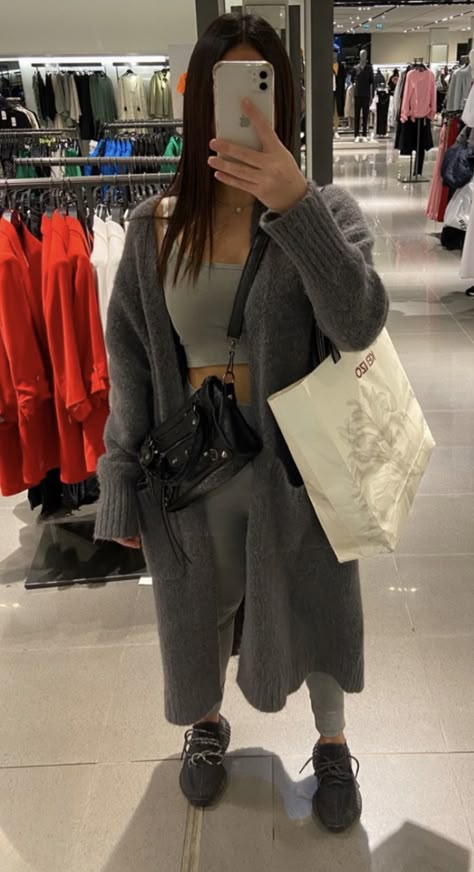 Zara Drip Winter, Winter Basic Outfits, Yeezy Fits, Outfit Jogging, Perfect Travel Outfit, Chanel Mini Flap Bag, Fake Pic, Abaya Outfit, College Lifestyle