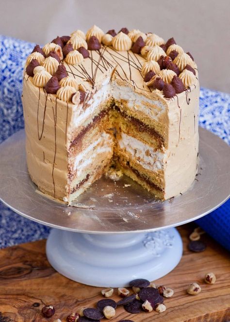 Meringue Cake Recipe, Hazelnut Meringue, Chocolate Hazelnut Cake, Chocolate Ganache Filling, Torte Recipe, Meringue Cake, Hazelnut Cake, Sponge Cake Recipes, Decorating Videos