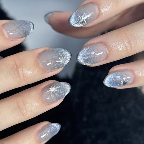 Cute Korean Gel Nails, Cat Eye Douyin Nails, Blue Silver Nail Art, Blue Silver Nail Designs, Cateye Nailart Korean, Lilac Cat Eye Nails, Silver Blue Nails, Baby Blue Nail Art, Blue And Silver Nails