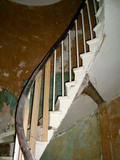 Georgian House image of staircase before restoration Georgian Stairs, Georgian Hallway, Georgian Staircase, 1900s House, Victorian Woodwork, Victorian Staircase, Turret Room, Staircase Lighting Ideas, Modern Georgian