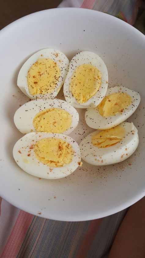 The best hard boiled eggs recipe doesn't even involve boiling the eggs! Just bring an inch of water to boil under a steam basket, stick the eggs in and set a 15 minute timer! You can peel them even when they're hot! The shell just comes right off. :) These are still warm. Best Hard Boiled Eggs, Egg Snap, Hard Boiled Eggs Recipe, Snapchat Story Ideas, Boiled Eggs Recipe, Healthy Egg Recipes, Catering Ideas Food, Vegetarian Fast Food, Food Crush