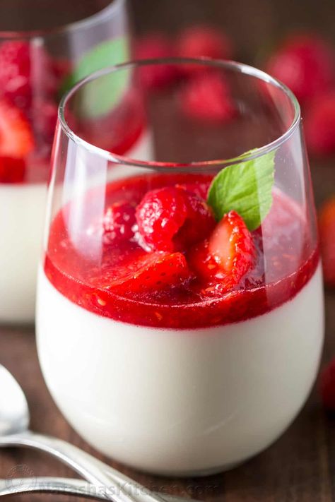 Panna Cotta is quick and easy Italian dessert. The fresh berry sauce gives every creamy spoonful of Panna Cotta the perfect balance of sweet and tangy. Italian Desserts Easy, Dessert Thermomix, Panna Cotta Recipe, Custard Desserts, Berry Sauce, Easy Italian, Pudding Desserts, Sweet Sauce, Italian Desserts