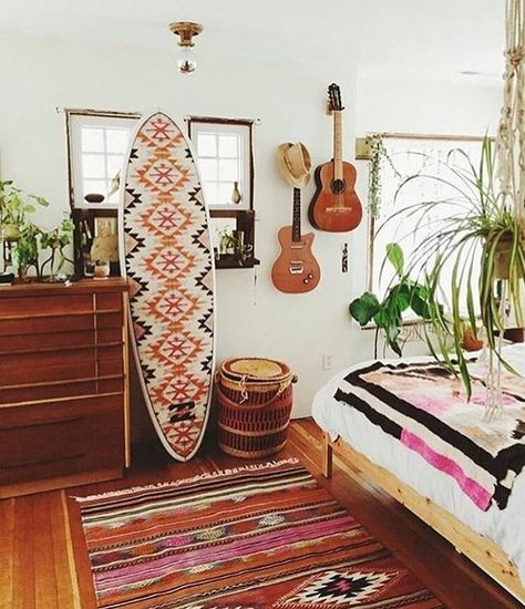 Boho room Surf Room, College Apartment Decor, Apartment Bedroom Decor, Surf House, Decor Guide, Retro Home Decor, Retro Home, Boho Bedroom, Cool Rooms