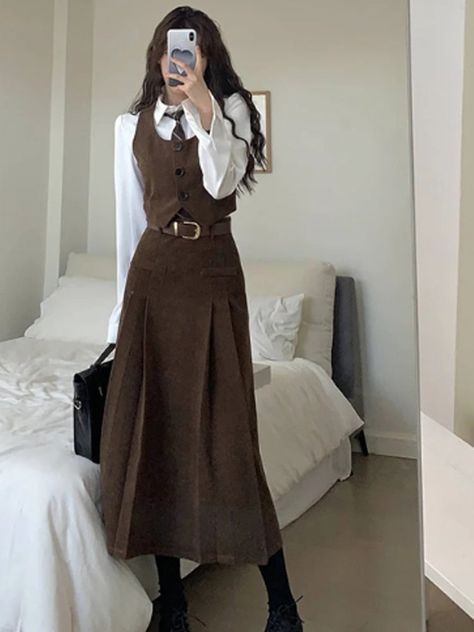 Dressed Down Blazer, 70s Vest And Skirt, Short Suits For Women Classy, History Professor Outfit, Skirt And Vest Outfits, Cute Conservative Outfits, Outfits With Ties, Style Seasons, Skirt And Vest