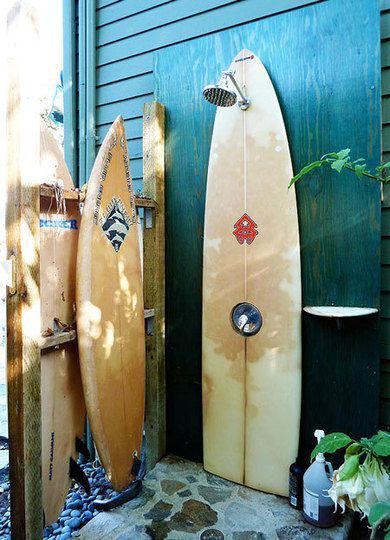 I love this surfboard fence on Maui. Every time I drive by it, it makes me smile. It made me wonder... what other awesome things can surfboards do at home that would make me smile? Fences, showers,... Strand Decor, Deco Surf, Outside Showers, Inspiring Outdoor Spaces, Dream Beach Houses, Front Yards, Surf Shack, Outdoor Bathrooms, Dream Beach