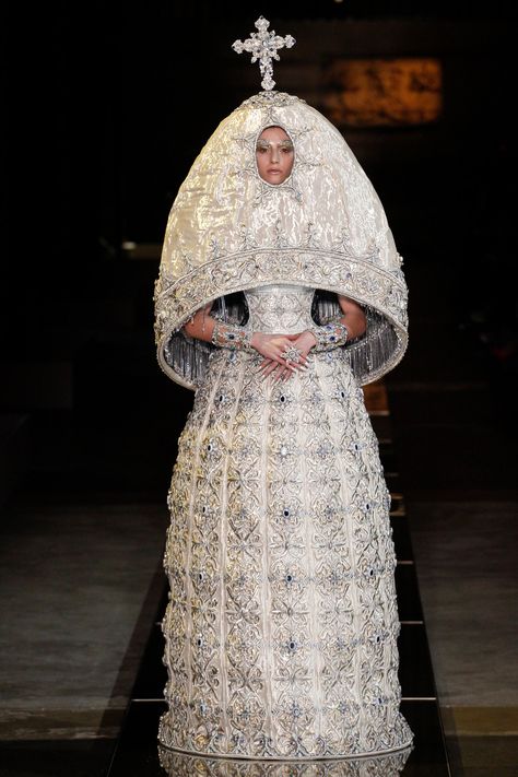 Elie Saab Haute Couture, Guo Pei, Collection Couture, Spring Couture, Dior Haute Couture, Weird Fashion, Couture Runway, Fantasy Fashion, Mode Inspiration