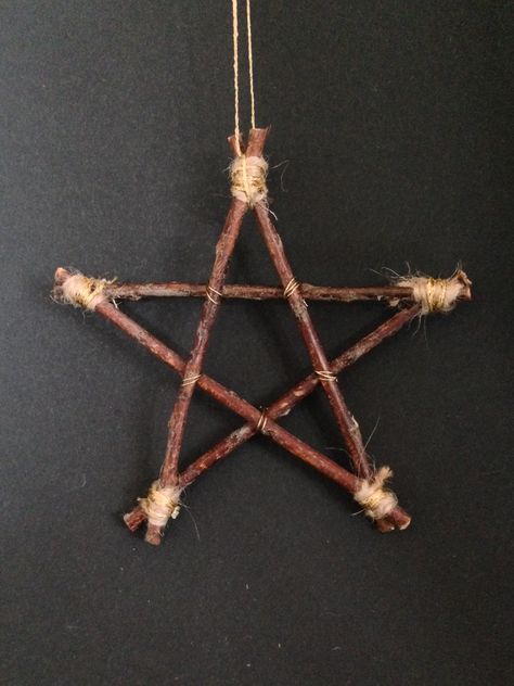 Twig star Star Made From Sticks, Willow Crafts, Twig Stars, Natural Christmas Wreaths, Star Craft, Wood Christmas Decorations, Paint Sticks, Star Tree Topper, Stars Craft