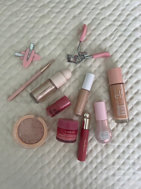 Drugstore Makeup Aesthetic, Makeup Set Aesthetic, Pink Makeup Products Aesthetic, Girly Makeup Aesthetic, Glow Makeup Natural, Soft Glow Makeup, Makeup Inspo Simple, Natural Makeup Pink, Pink Makeup Products