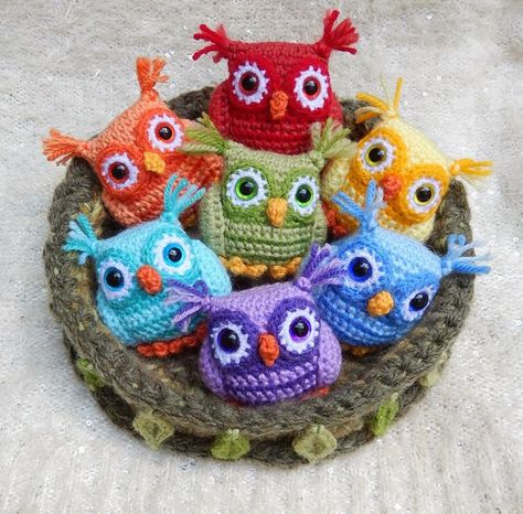 Vrolijke Uiltjes haken - Breiclub.nl Crocheted Owls, Owl Crochet Pattern Free, Beginner Haken, Crochet Owls, Owl Crochet Patterns, Crochet Mignon, Confection Au Crochet, Pola Amigurumi, Crochet Owl