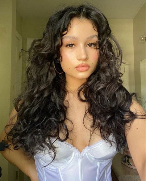 Protective Styles For Curly Hair, Latina Curly Hair, Hairstyles For Long Thick Hair, Curly Hair Latina, Styles For Curly Hair, Hair Latina, Latina Hair, Natural Curly Hair Cuts, Wavy Haircuts