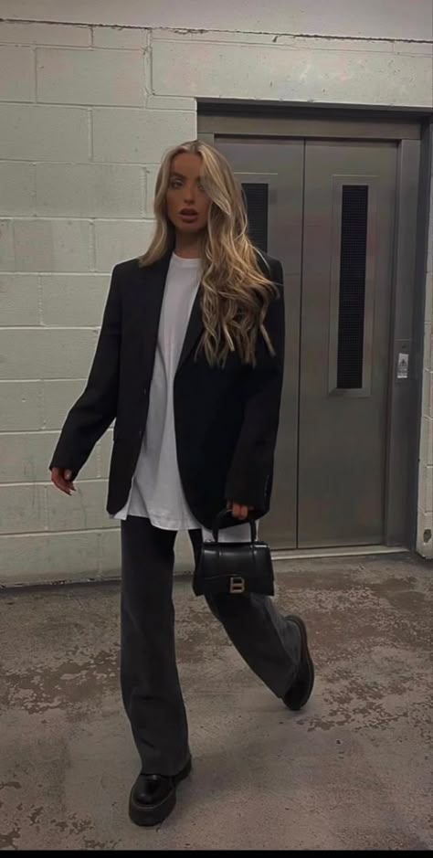 Cpa Outfits, Black Blazer Outfit Going Out, Outfit Ideas Event, Neutral Look Outfit, Night Bar Outfits, Work Sports Day Outfit, Business Casual Friday Outfit, Scandinavian Office Outfit, Streetwear Office Look