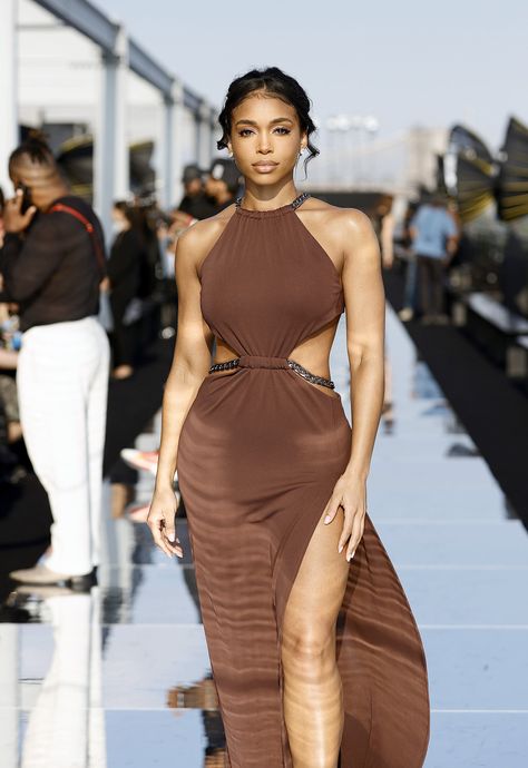 Lori Harvey Outfits Dresses, Lorey Harvey, Harvey Outfits, Black Latex Dress, European Chic, Posh Dresses, Revolve Dress, Black Presents, Brown Maxi Dresses