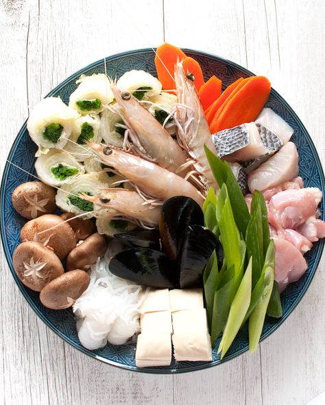 Yosenabe (寄せ鍋) is a Japanese hot pot packed with seafood, chicken and vegetables. http://japan.recipetineats.com Seafood Hot Pot, Japan Recipe, Japanese Hot Pot, Boiled Spinach, Hot Pot Recipe, Food Project, Japanese Soup, Dipping Sauces, Japanese Recipes