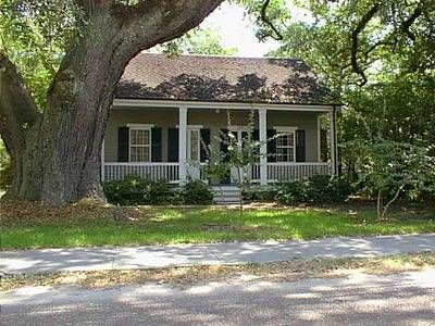 Creole Cottage Kitchen, Cajun Cottage, Louisiana Architecture, Acadian Style Homes, Acadian Homes, Flat Roof Extension, Creole Cottage, Cape Cod Style House, Roof Extension