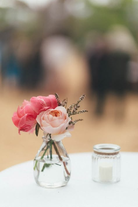 Small Vases With Flowers, Inexpensive Wedding Centerpieces, Vases With Flowers, Expensive Flowers, Small Vases, Fall Wedding Centerpieces, Simple Centerpieces, Inexpensive Wedding, Flower Centerpieces Wedding