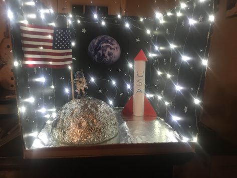 Space diorama Space Diorama Ideas, Planet Diaroma, Space Diaroma, Space Shadow Box Ideas, Space Diorama, Space Diorama For Kids, Outer Space Diorama, 1st Grade Diorama Project, Star Wars Diorama Diy