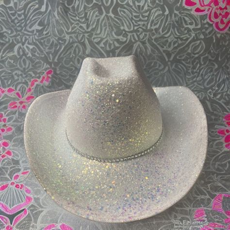 White Glitter Cowboy Hat! In Perfect Condition And Never Worn! One Size Fits Most! Cowgirl Hat Outfit, Swift Concert, Bachelorette Party Planning, Party Fits, Cowgirl Hat, Taylor Swift Concert, Girl Decor, Cowgirl Hats, Outfits With Hats