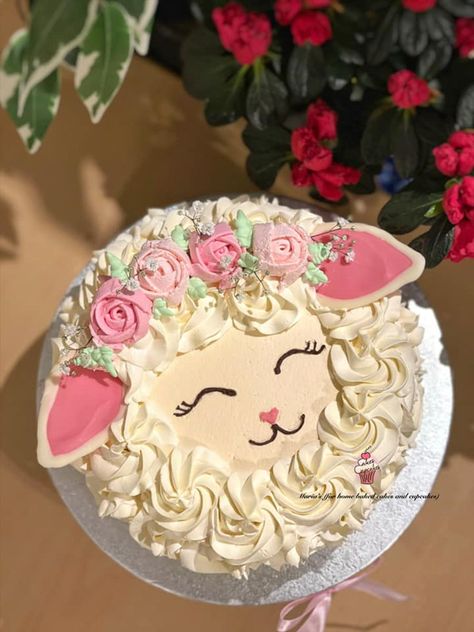 Lamb Cake A super cute cake for Easter Spring Cake Designs, Celebrity Cake, Easter Cake Designs, Easter Themed Cakes, Easter Desserts Cake, Bunny Cake Pops, Lamb Cupcakes, Cake For Easter, Grace Ann