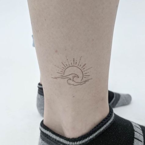 Hayley Tattoo, Tattoos Wave, Small Dainty Tattoos, Wave Tattoos, Simple Wave Tattoo, Tattoo Sonne, Small Wave Tattoo, Sunset Tattoo, Wave Tattoo Design