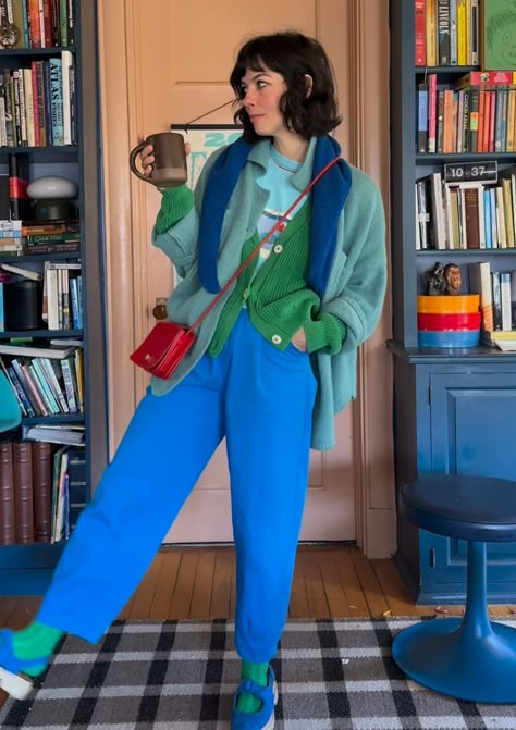 ig homerunballerina Office Fashion Colorful, Eccentric Street Style, Corporate Colorful Outfits, Colorful Autumn Aesthetic, Artsy Colorful Outfits, Mid Rise Wide Leg Jeans Outfit, Funky Art Teacher Outfits, Colorful Mom Outfits, Honey Core Aesthetic Outfits