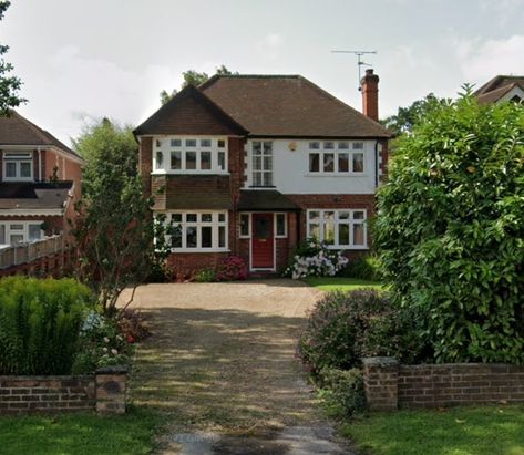 British Suburban House, 1940 House Exterior, 1940s House Exterior, British House Exterior, 1940 House, 1940s Home Decor, Asthetic Pics, British Houses, Nice Houses