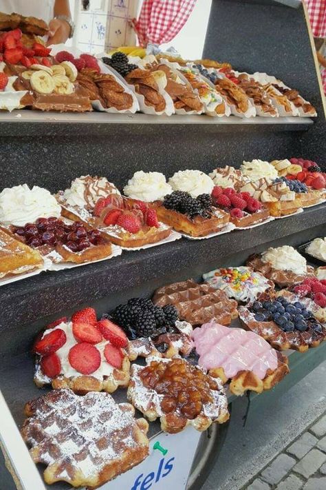 Waffle stand Waffles Photography, Food Waffles, Netherlands Food, Liege Waffle, Bakery Treats, Aesthetic Drinks, Kawaii Dessert, Dutch Recipes, Food Shopping