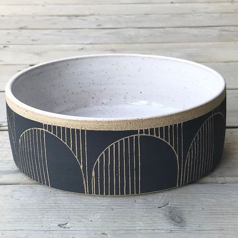 Easy Sgraffito Designs, Graffito Ceramic, Sgraffito Bowl Designs, Scraphito Ceramic, Simple Sgraffito Designs, Carved Bowls Ceramics, Scraffito Designs Simple Plate, Ceramic Carving Ideas, Scrafitto Design