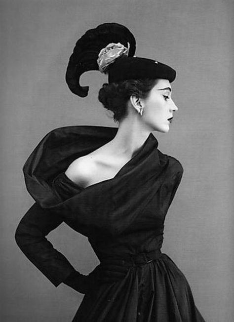 Remembering Elsa Schiaparelli: A Look at the World's First Surrealist Fashion Designer - Lone Wolf Magazine Richard Avedon Photography, Carmen Dell'orefice, Jean Shrimpton, Fashion Designers Famous, Cristóbal Balenciaga, 얼굴 그리기, Fotografi Vintage, Elsa Schiaparelli, Fur Coat Vintage