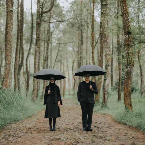 Prawedding Konsep Outdoor, Konsep Prewedding Outdoor, Tema Prewedding, Ide Prewedding, Engagement Party Photo Ideas, Photo Prewedding, Pre Wedding Photoshoot Beach, Foto Prewedding, Pre Wedding Photoshoot Props