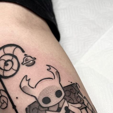 (っ◔◡◔)っ ♥ Jenny Low ♥ on Instagram: "Hollow knight 🖤🤍✨ Tattoo feita para o @itz_xandao  . . . #tattoo #tattoobh #tattoogeek #geek #hollowknight #hollowknightfanart #tattooanime" Cute Hollow Knight, Dumbest Tattoos, Knight Tattoo, Hollow Night, Bad Tattoos, Tattoo Design Book, Tattoo Pattern, June 21, First Tattoo