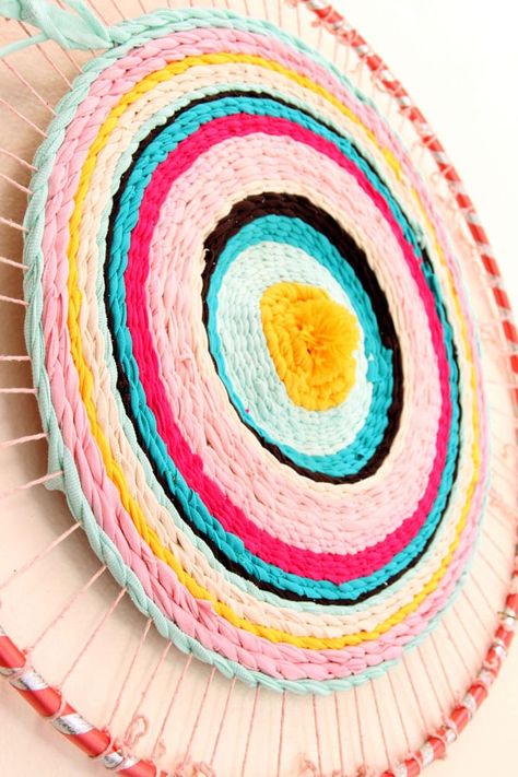 Detailed tutorial on how to make beautiful rag rug with easy DIY t-shirt yarn & weave boho farmhouse rag rugs on cardboard or hula hoop loom! - A Piece of Rainbow #boho #farmhouse, living room ideas, bedroom decorations, bohemian, anthropologie, farmhouse, #upcycle #recycle #craft #crafting #weave #weaving #diy #homedecor #homedecorideas #bohemian #bohemiandecor #bedroom #livingroom #livingroomideas #bathroom #bathroomideas #rug Hula Hoop Rug, Round Braided Rug, Rag Rug Diy, Rug Diy, Rag Rug Tutorial, Braided Rug Diy, Braided Rag Rugs, Crochet Rag Rug, Rug Tutorial