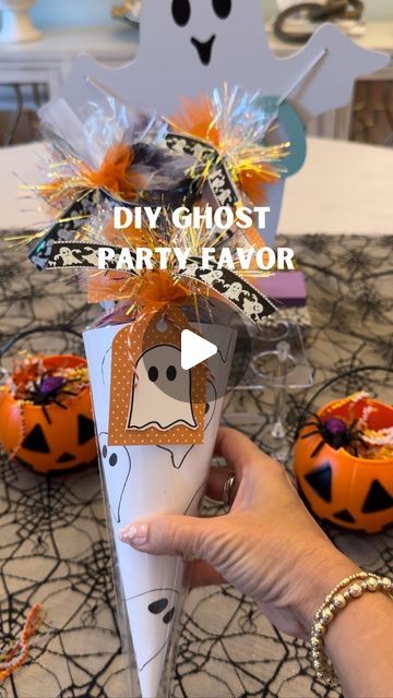 Halloween Cones Treats, Diy Halloween Class Gifts, Halloween Class Party Favors, Diy Halloween Gift Tags, Trick Or Treat Goodie Bag Ideas, Halloween Goodie Bag Ideas For Kids, Halloween Diy Treat Bags, Halloween Goody Bag Ideas, Cheap Party Favors For Adults