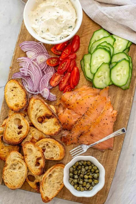 Crispy and crunchy homemade crostini topped with a creamy spread, smoked salmon, and cucumbers. Appetizer Crostini, Homemade Crostini, Smoked Salmon Recipes Appetizers, Salmon Crostini, Smoked Salmon Platter, Salmon Appetizer Recipes, Christmas Nibbles, Smoked Salmon Sandwich, Smoked Salmon Appetizer