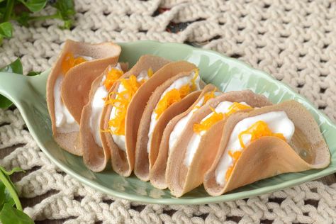 Thai Crepes (Khanom Buang) Thai Crepe Recipe, Banana Roti Thai, Thai Crepe, Khanom Buang, Thai Snacks, Dreamy Desserts, Thai Desserts, Asian Sweets, Bean Flour