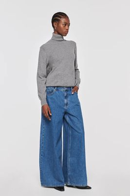 Wide Leg Baggy Jeans Outfit, Wide Leg Baggy Jeans, Dramatic Silhouette, Baggy Jeans Outfit, Style Hacks, Style 2023, Person Sitting, Italian Women, Versatile Wardrobe