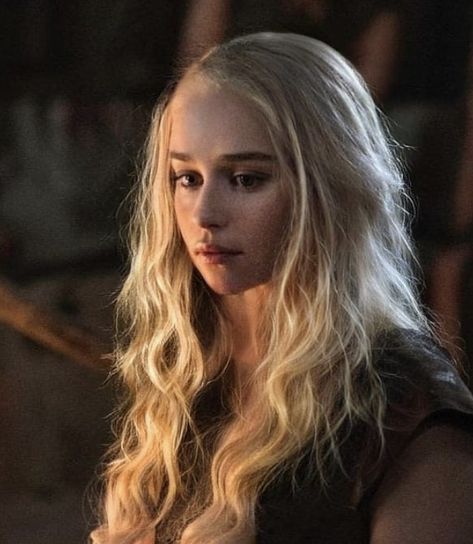 Daenerys Targaryen Smiling, Young Daenerys Targaryen, Danarys Targaryen, Daenerys Targaryen Aesthetic, Targaryen Hair, Emilia Clarke Daenerys Targaryen, Targaryen Aesthetic, Gra O Tron, Mother Of Dragons