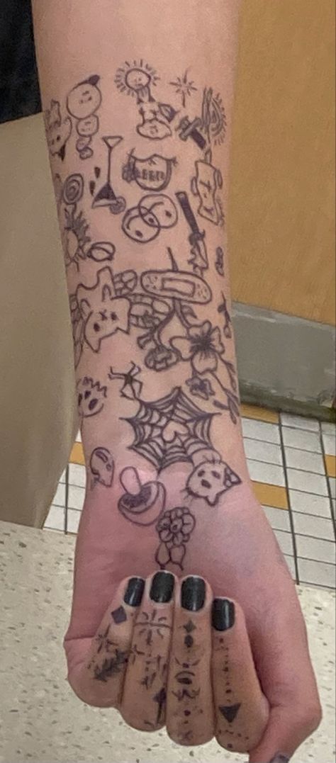 Sharpie Arm Tattoos, What To Draw On Your Hand With Sharpie, Cute Skin Doodles, Things To Doodle On Your Arm, Cool Drawings On Arm, Arm Art Sharpie, Drawing On My Arm, Doodles To Draw On Your Arm, Ideas To Draw On Your Hand With A Pen