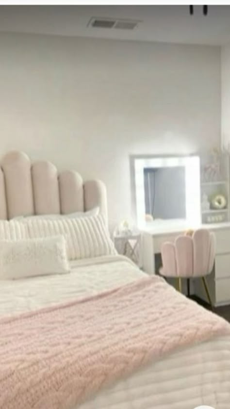 White Room Pink Decor, Room Ideas Clean And Simple, White And Pink Aesthetic Room, Baby Pink And White Bedroom, Room Inspo White And Pink, Simple Cosy Bedroom, Pink And White Aesthetic Room, Cute Simple Bedroom Ideas, Pink Clean Girl Room