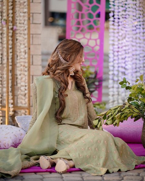 Pakistani dress
Green dress
Festival vibe
Pakistani fashion
Festival look
Wedding guest look Engagement Hairstyle, Groom Sister, Pakistani Bridal Hairstyles, Eid Outfit Ideas, Party Hairstyle, Hairstyles For Gowns, Bridal Hairstyle Indian Wedding, Hair Style On Saree, Walima Dress