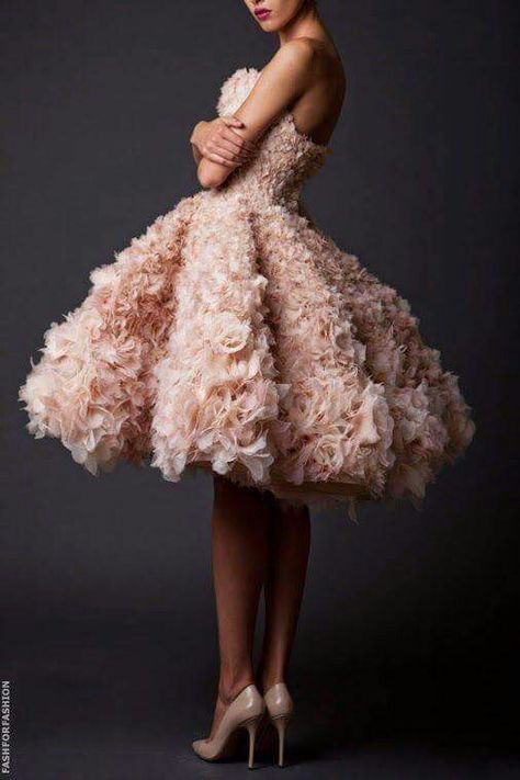 ... Krikor Jabotian, Couture Dior, Gorgeous Gowns, Beautiful Gowns, Retro Outfits, Fancy Dresses, A Dress, Dream Dress, Graduation Party