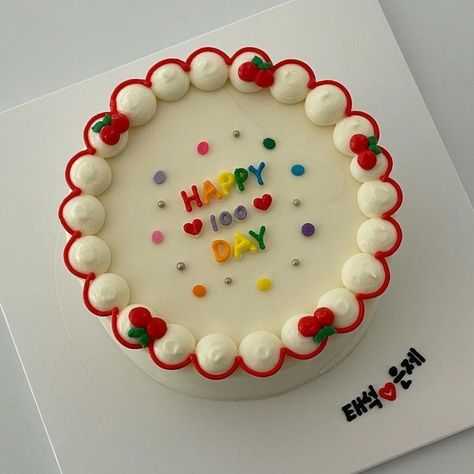 Cake Birthdays Aesthetic, Korean Buttercream Cake, Kue Ulang Tahun Korea, Cute Birthday Cake Korean, Cake Designs Korean, Korean Bday Cake, Korean Mini Cakes, Korean Cake Decoration, Mini Korean Cake